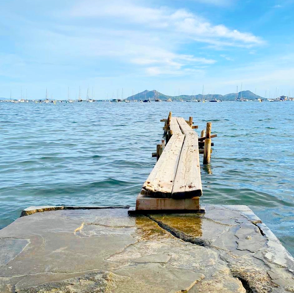 Chemin de planches vers la mer
